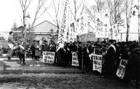 パルプ工場前に集まった被害農民